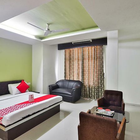 OYO 19637 Hotel Mansi Sherotene Vapi Esterno foto