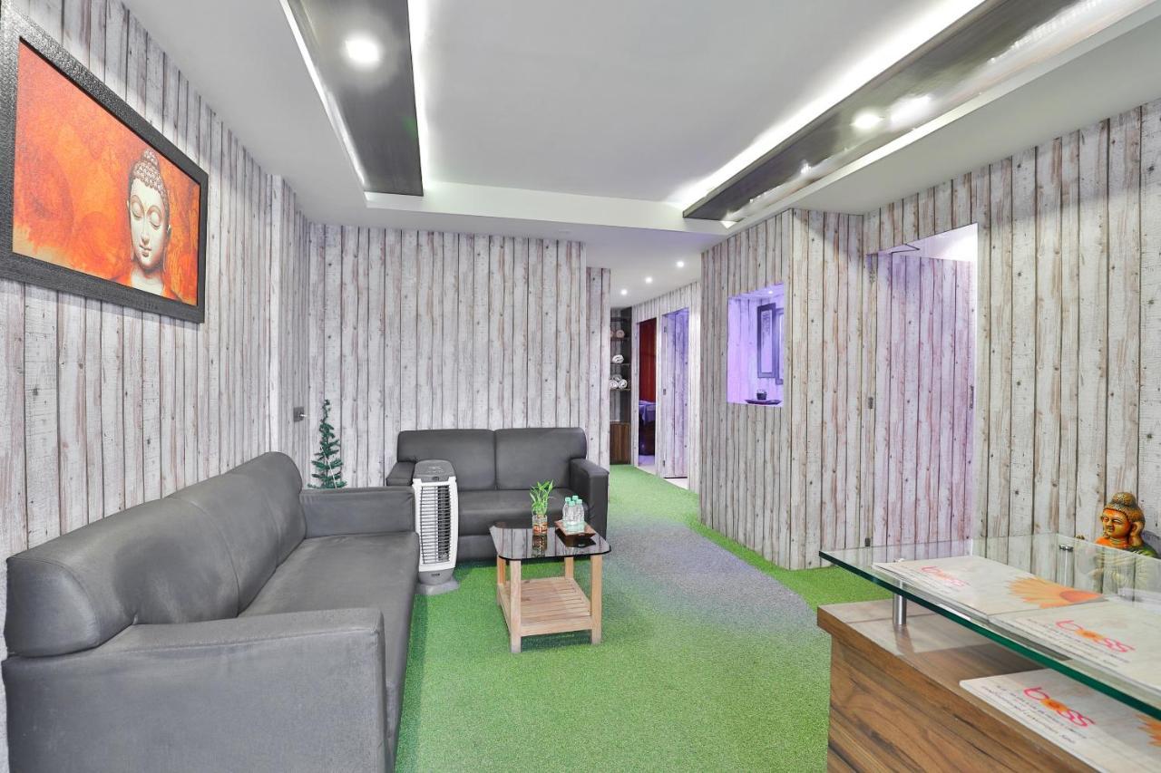 OYO 19637 Hotel Mansi Sherotene Vapi Esterno foto